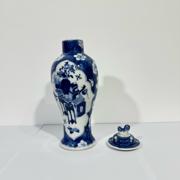 冰梅开窗花卉纹瓶 带盖 高27.5厘米