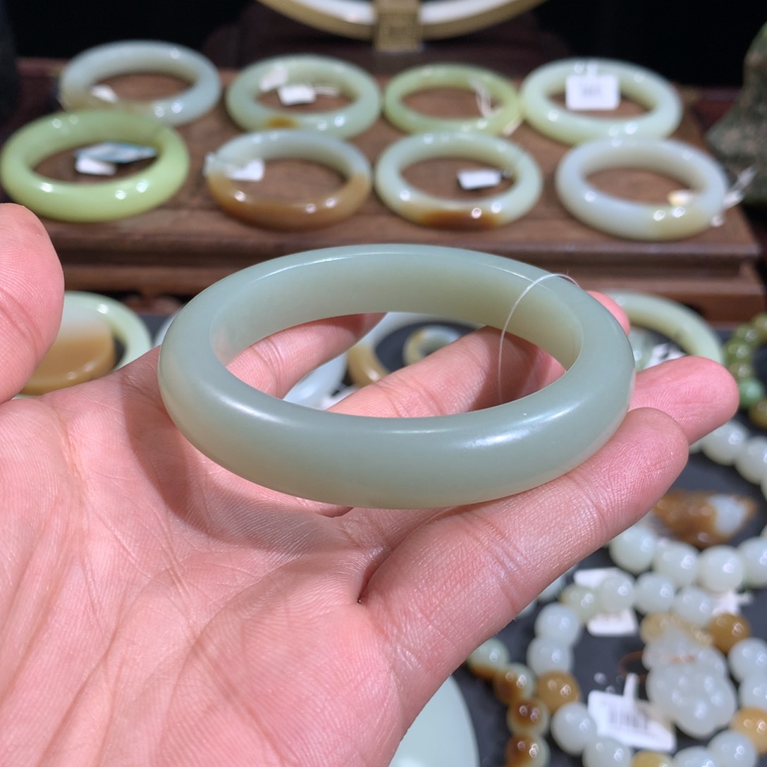 和田玉手镯未镶嵌新疆且末近矿青白蓝调手镯