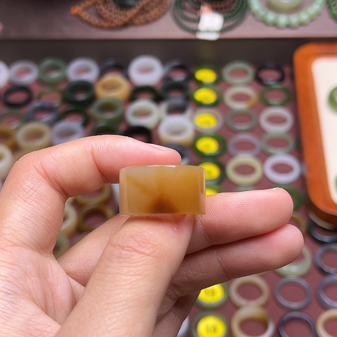 和田玉戒指未镶嵌16.1 一口红糖 无鉴赏