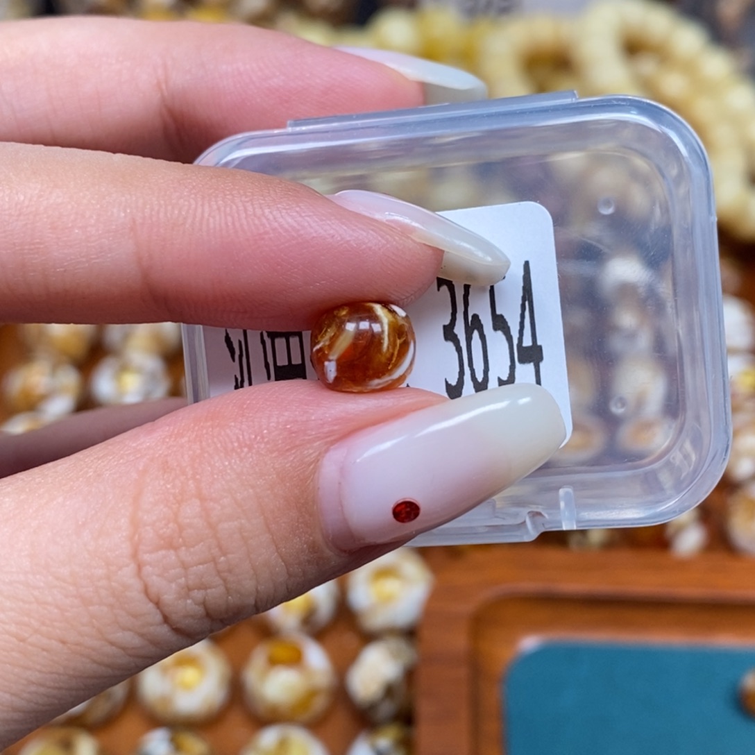 蜜蜡未镶嵌珠宝奇石3654