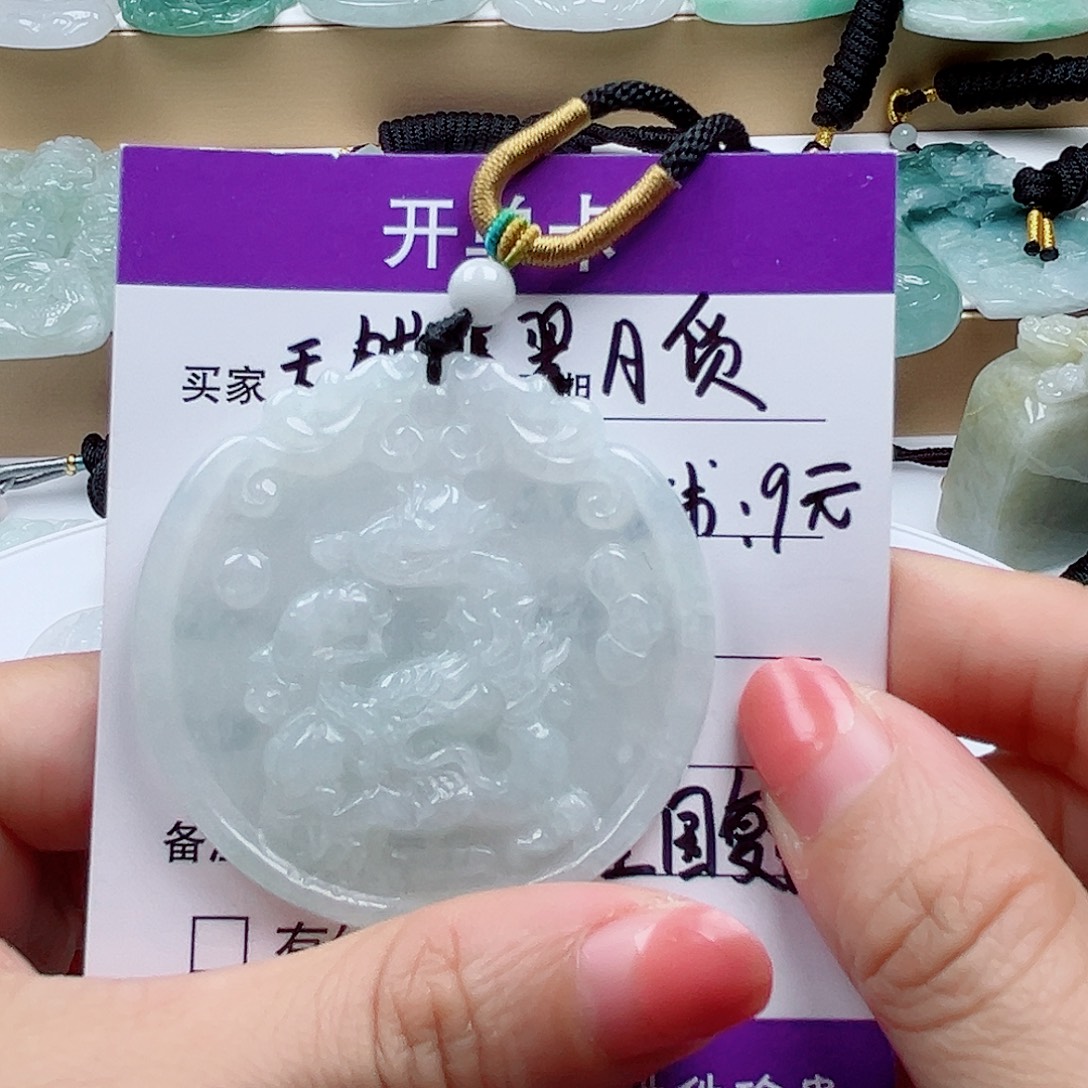 翡翠未镶嵌颈饰     