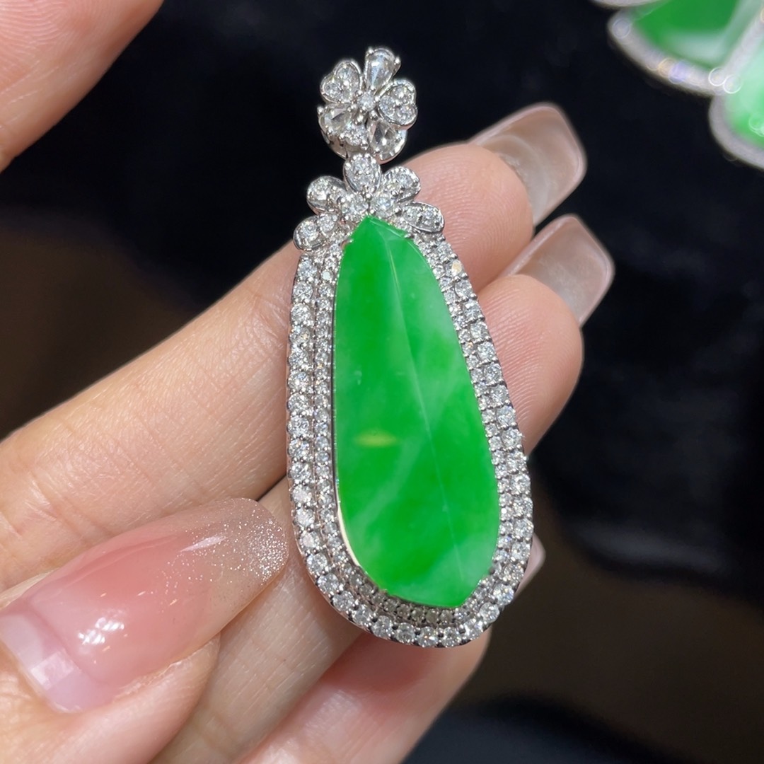 翡翠颈饰18K金镶嵌天然缅甸翡翠