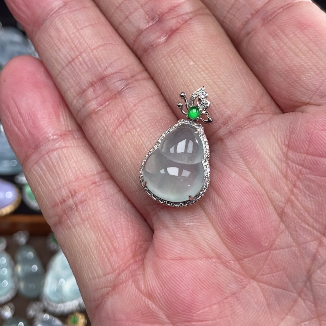 颈饰18K金镶嵌翡翠葫芦