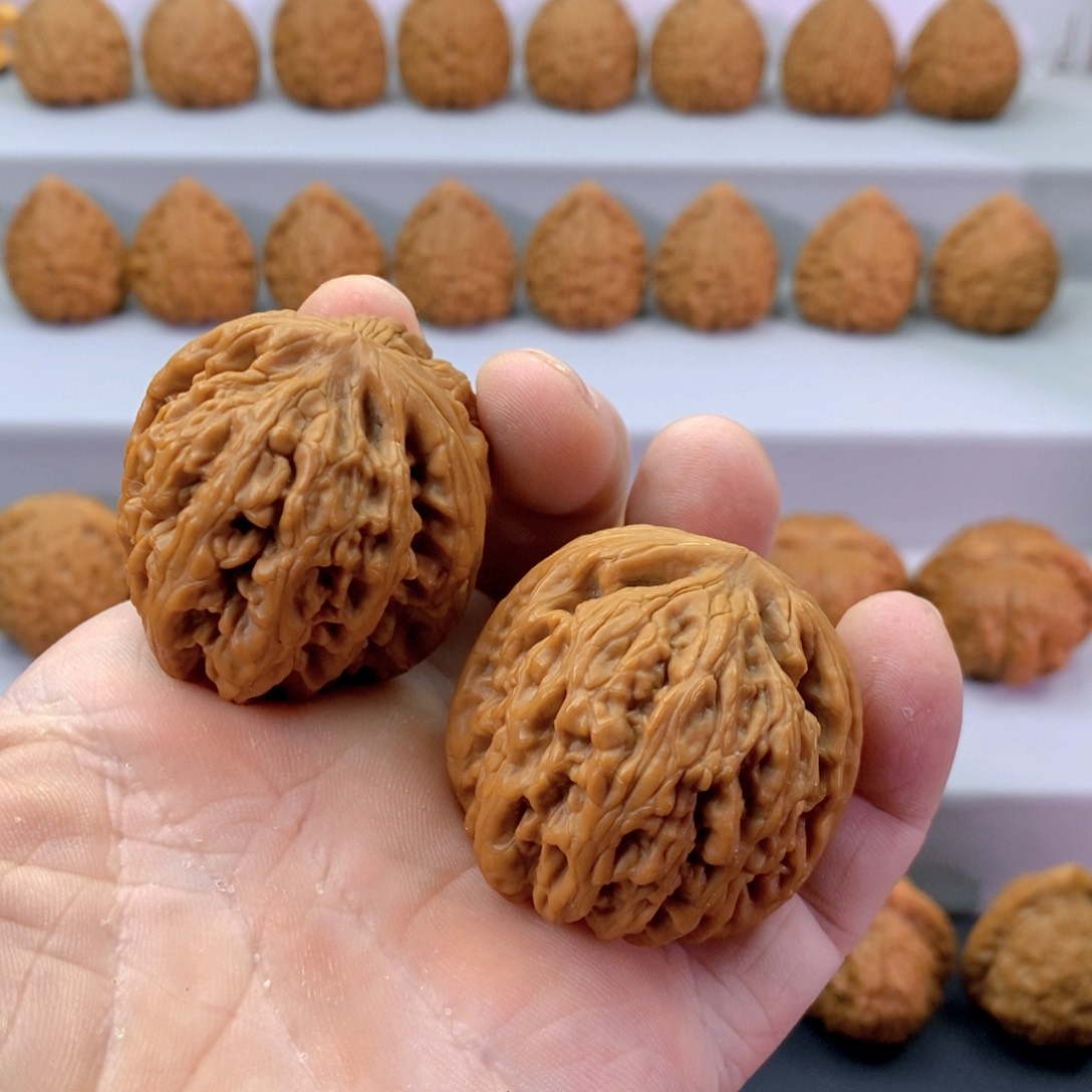 文玩核桃把件45红锦鲤