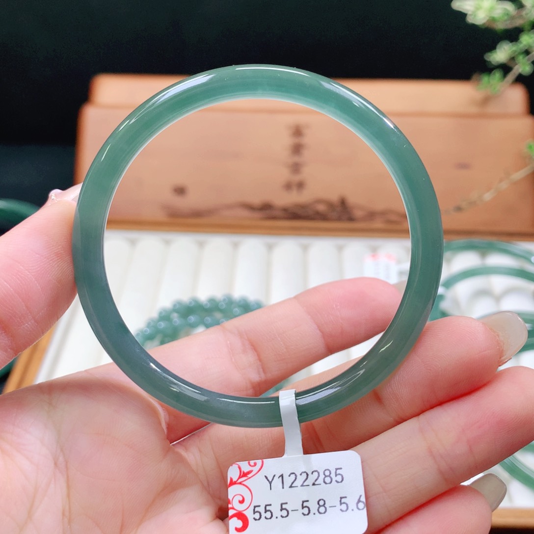 翡翠手镯未镶嵌天然