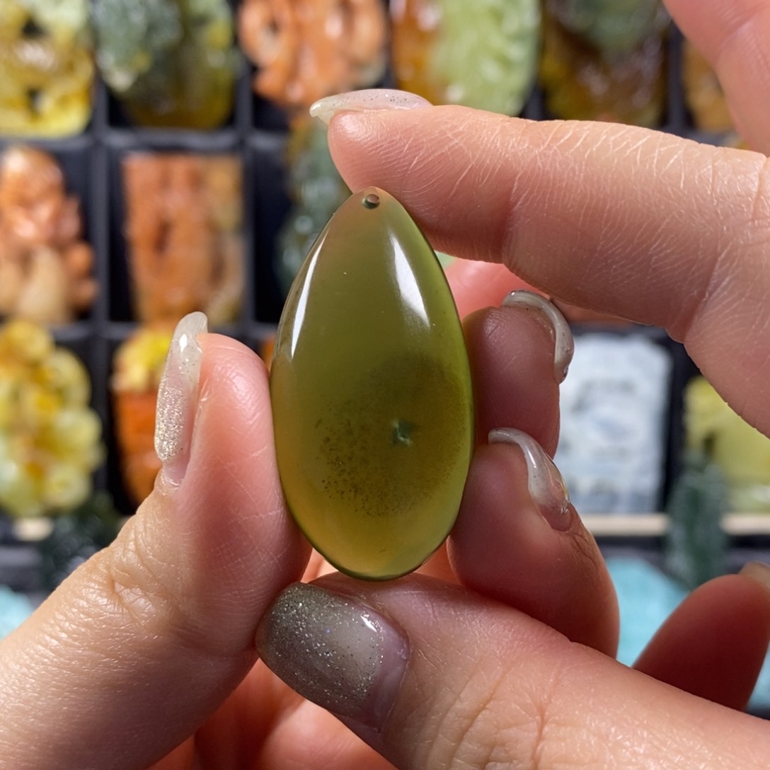 蛇纹石玉颈饰合金