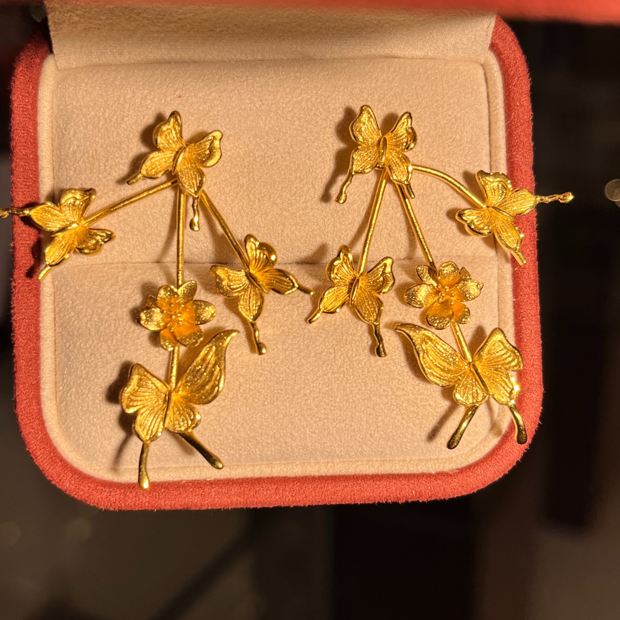鳳喆古法錾刻工艺设计师款蝴蝶节婚嫁国风耳钉(一对)足金999
