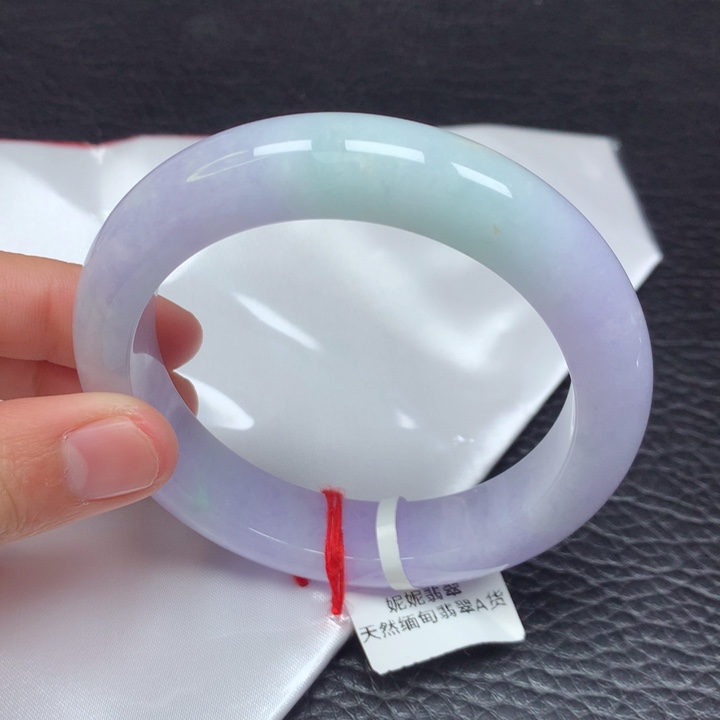 翡翠手镯未镶嵌。