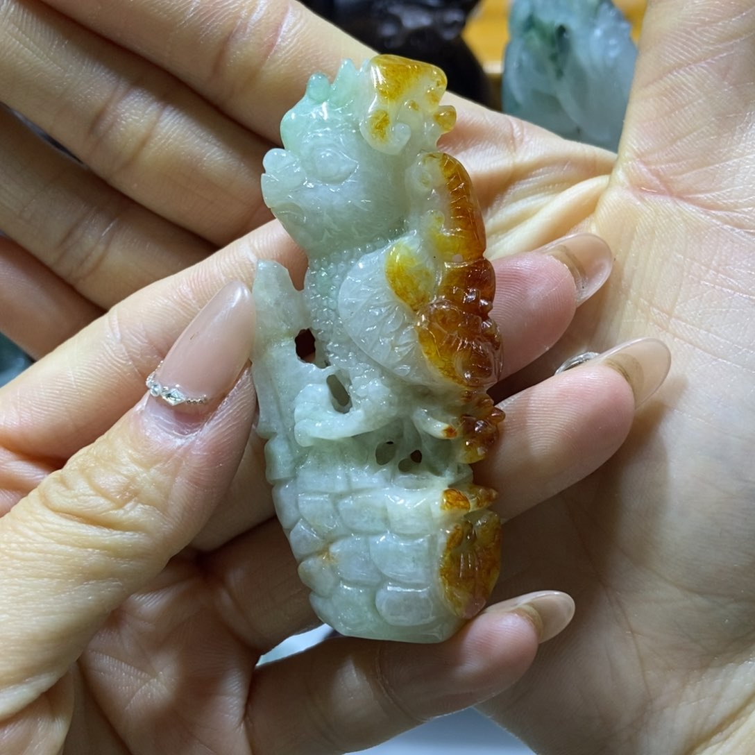 翡翠颈饰未镶嵌好看的翡翠鹦鹉
