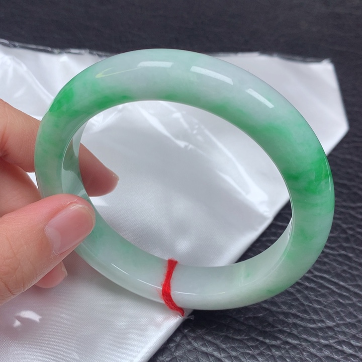 翡翠手镯未镶嵌。