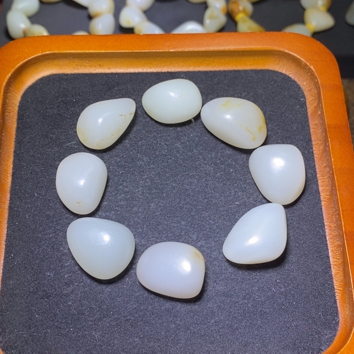 和田玉手链未镶嵌在**。