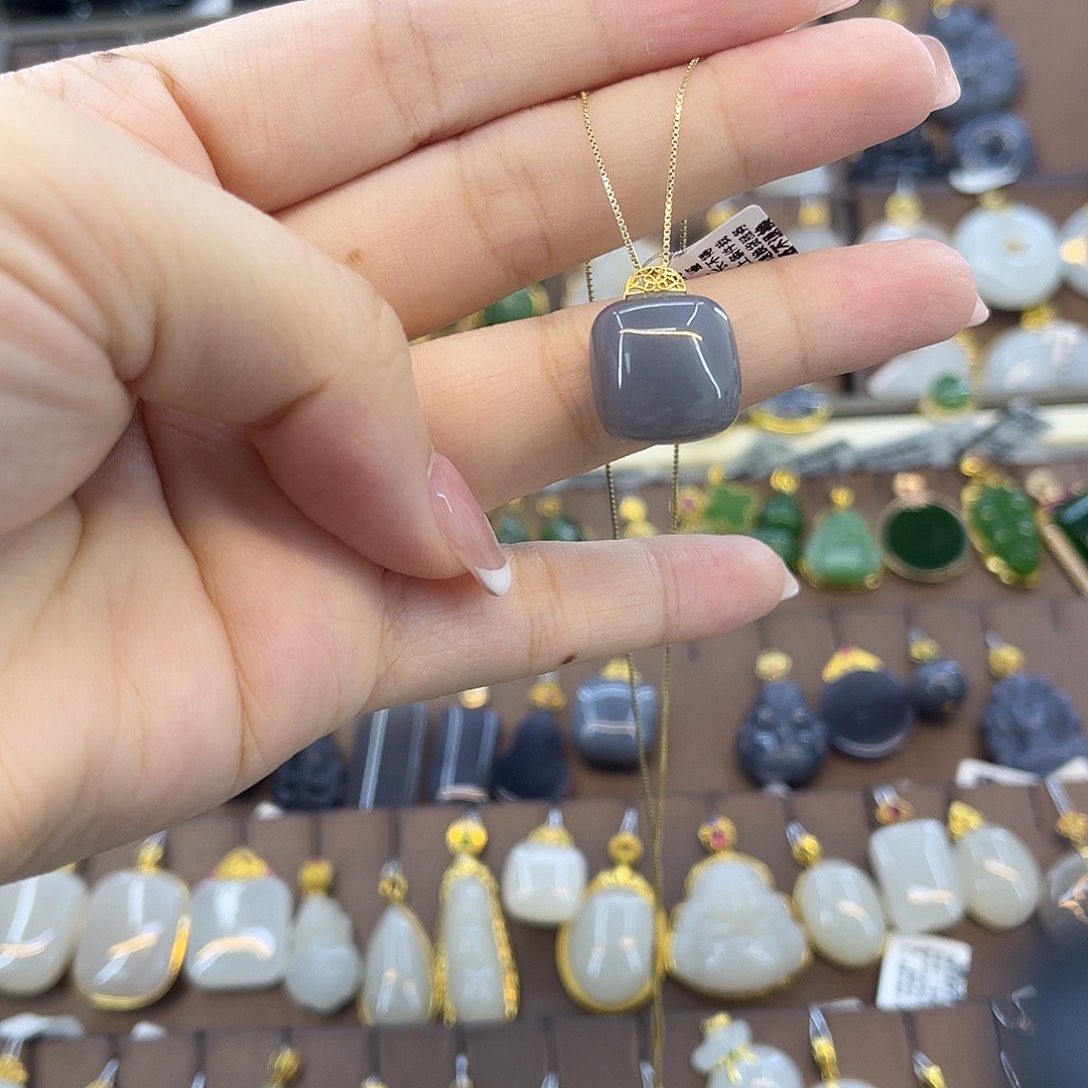 和田玉18K金镶嵌吊坠(赠链)