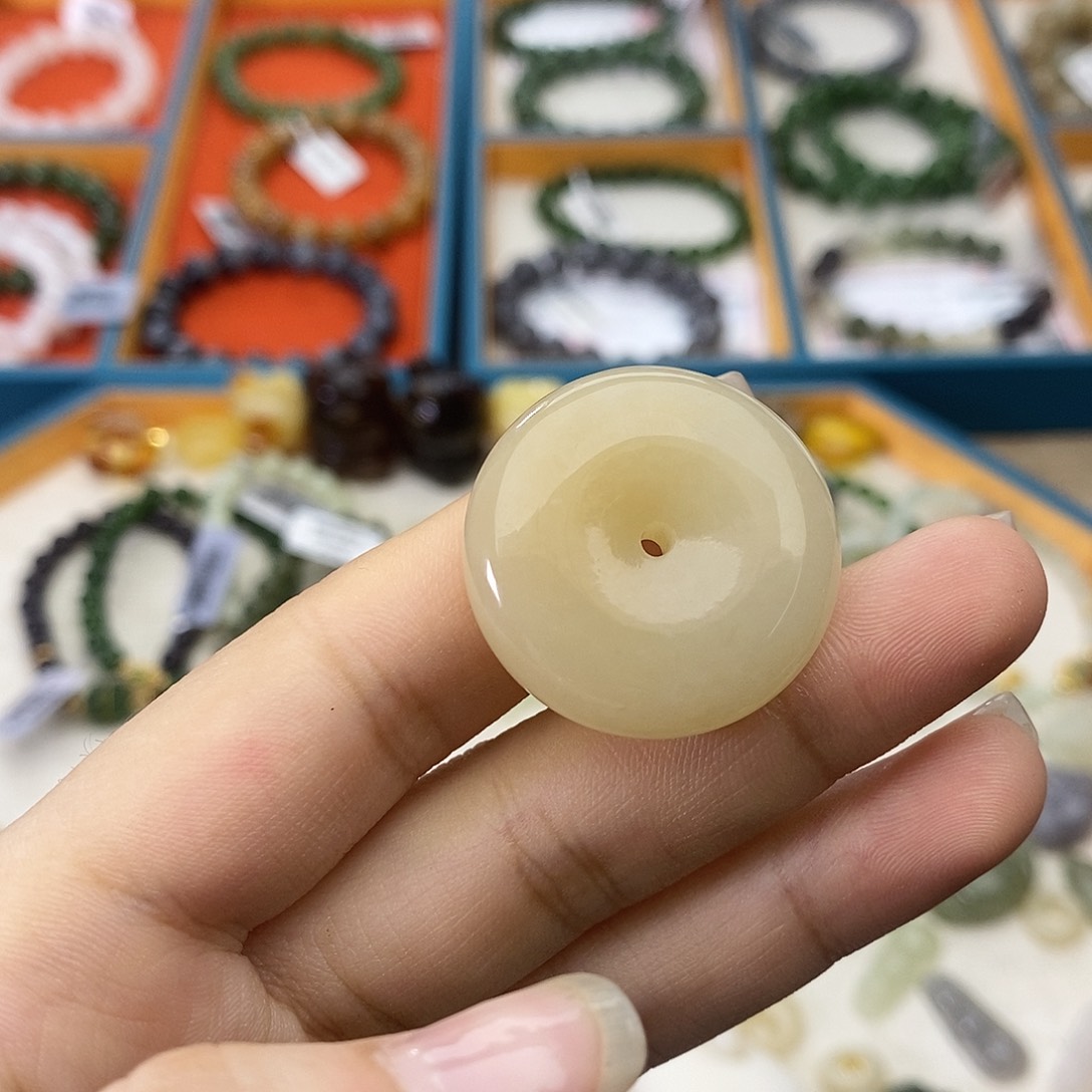 琥珀未镶嵌颈饰w1俄糖平安扣