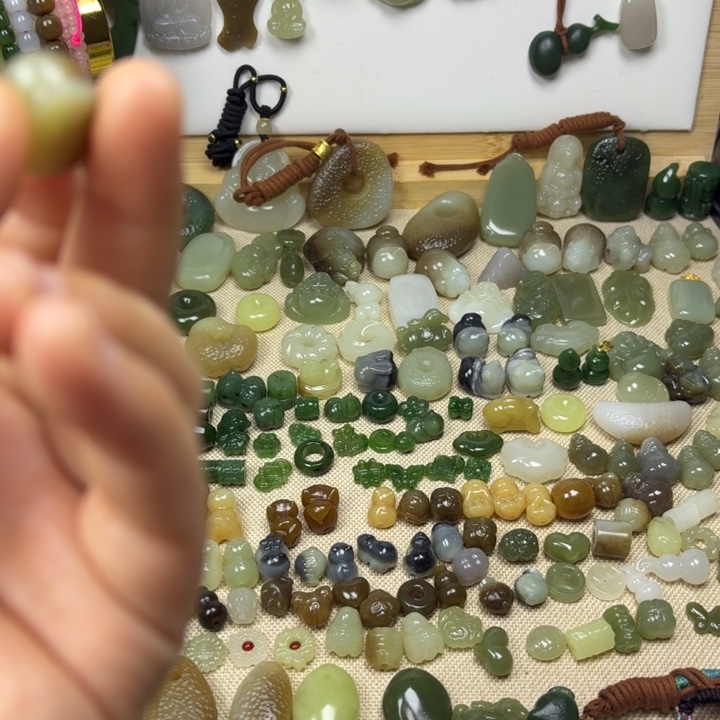 小***人和田玉（糖玉）未镶嵌车挂