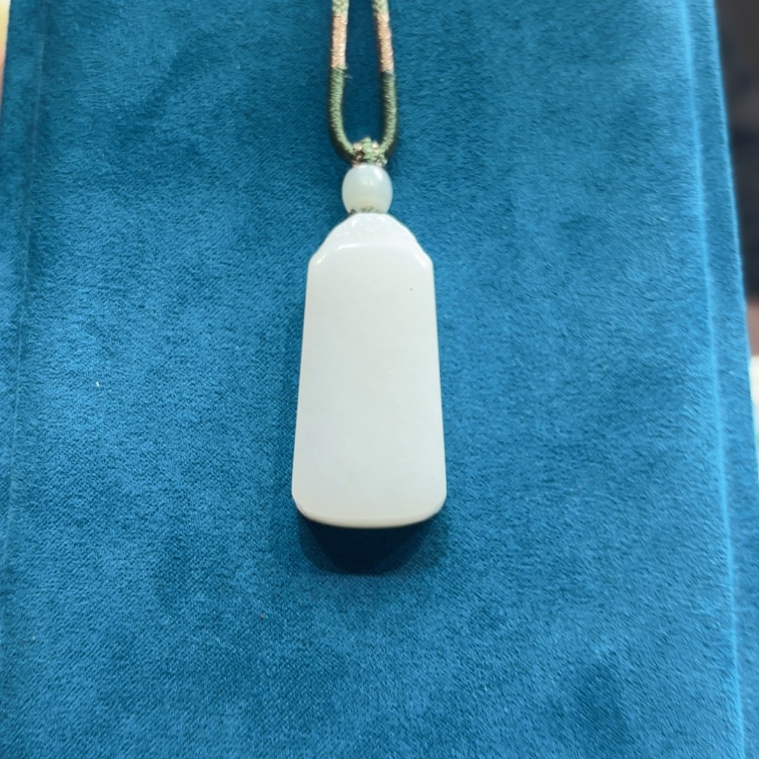 透闪石质玉未镶嵌颈饰