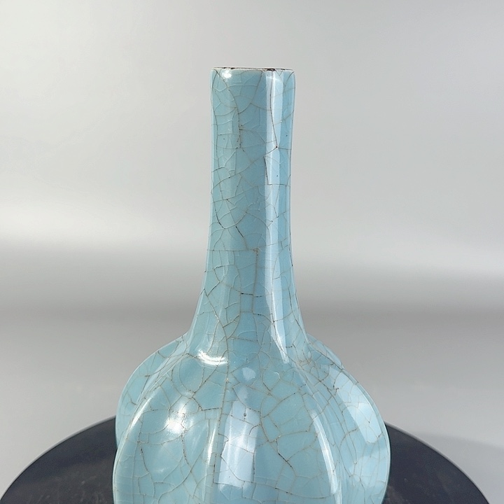 汝窑瓜棱长颈瓶品相完美