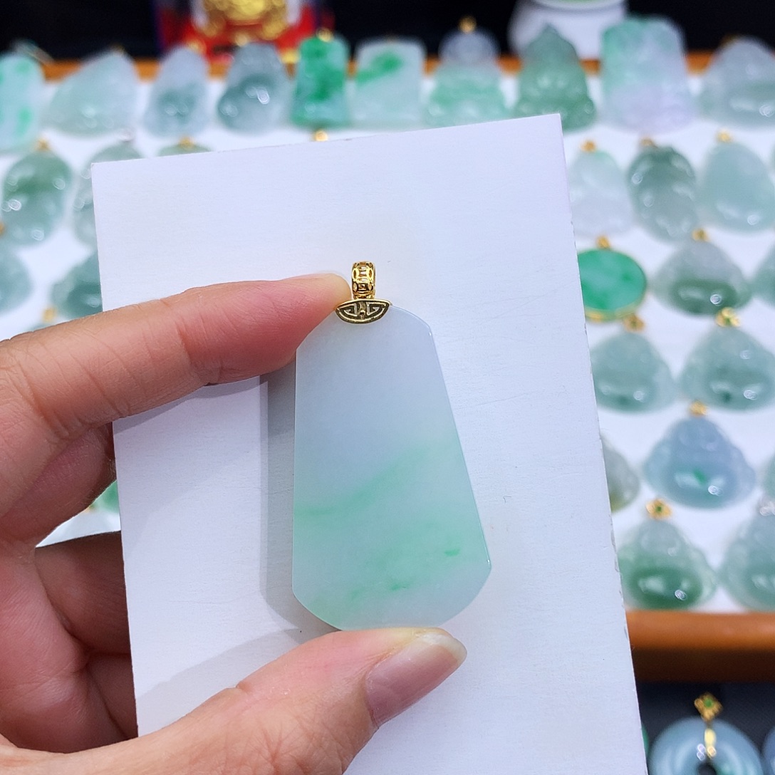 翡翠18K金镶嵌颈饰翡翠吊坠