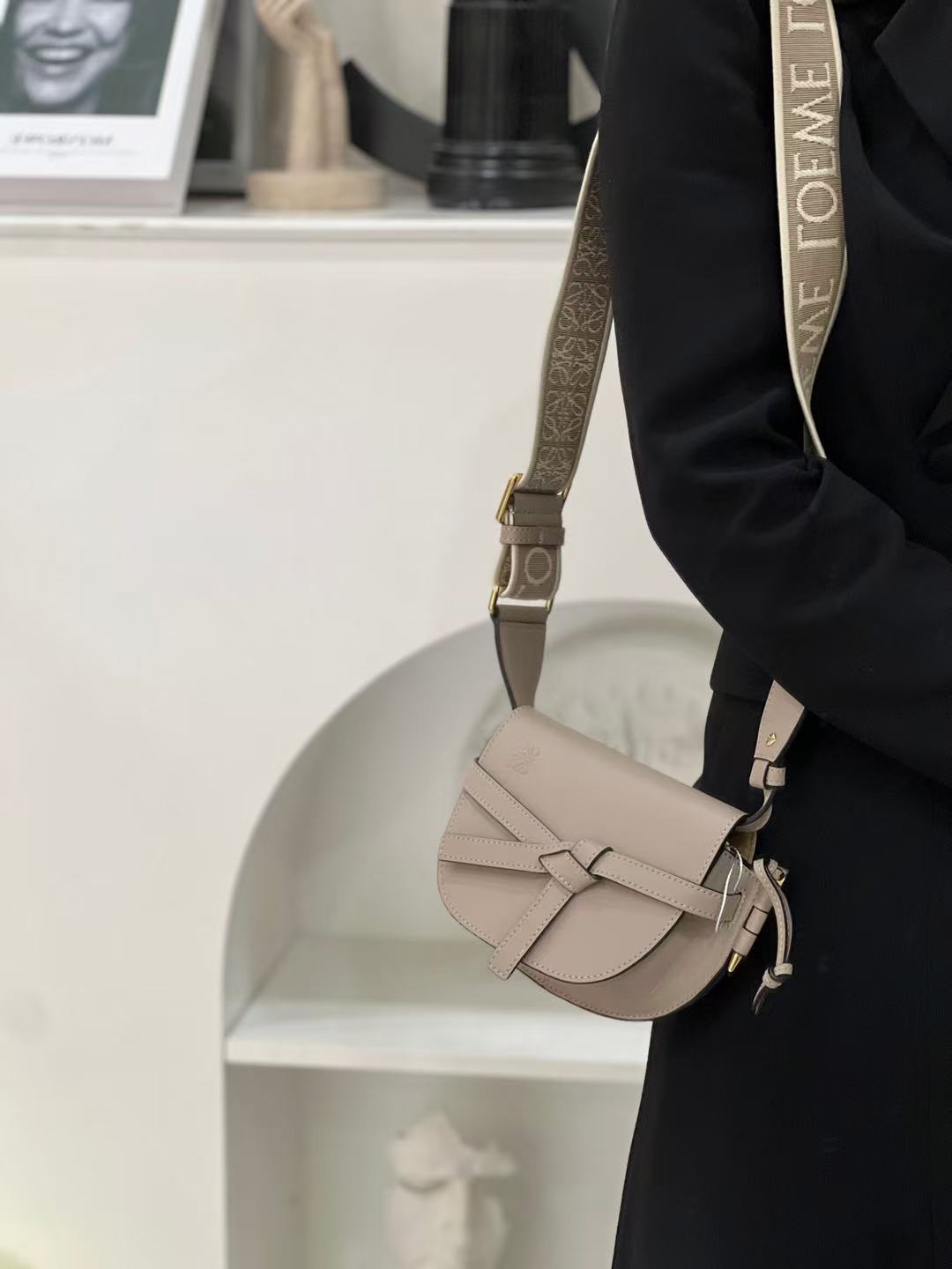 99新 LOEWE/罗意威 罗意威gate mini新款沙色斜挎包/公价无/甄选