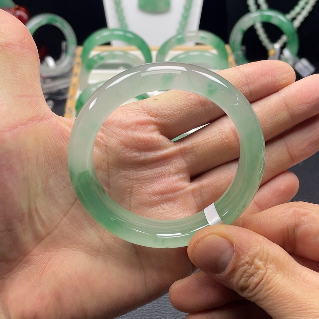 石英质玉手镯未镶嵌