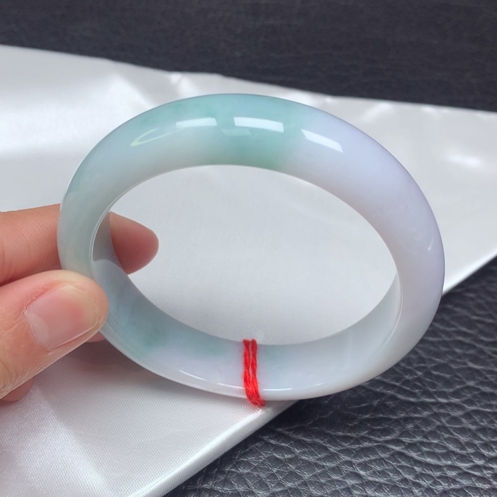 翡翠手镯未镶嵌。