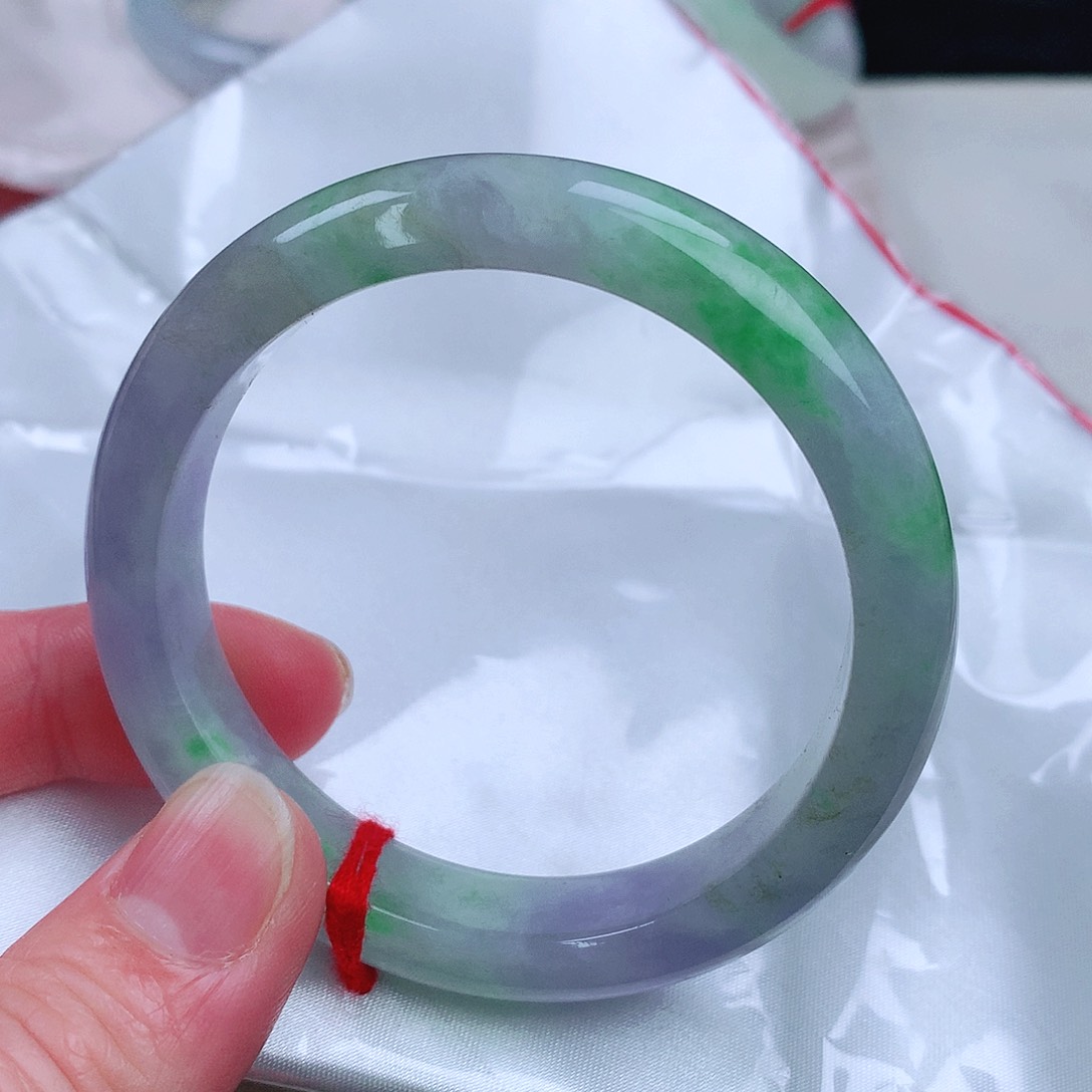 翡翠手镯未镶嵌。。