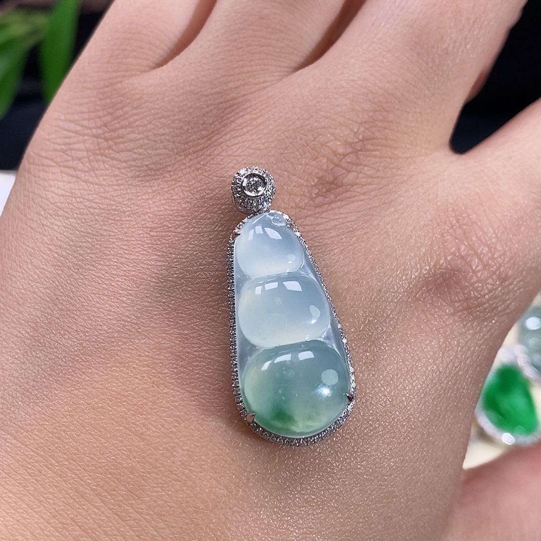 翡翠18K金镶嵌吊坠(赠链)