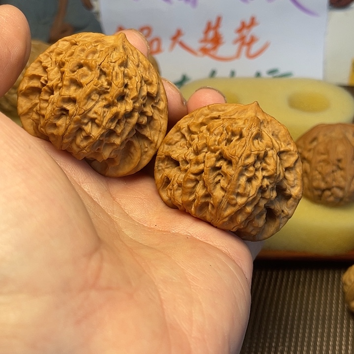 洛***哈吊坠文玩核桃盘龙纹