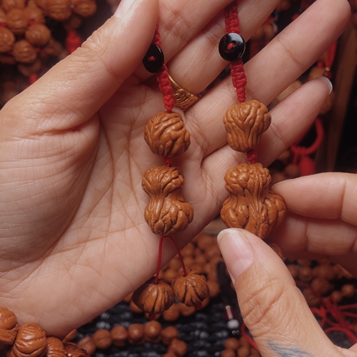 木质类龙纹桃枭挂件