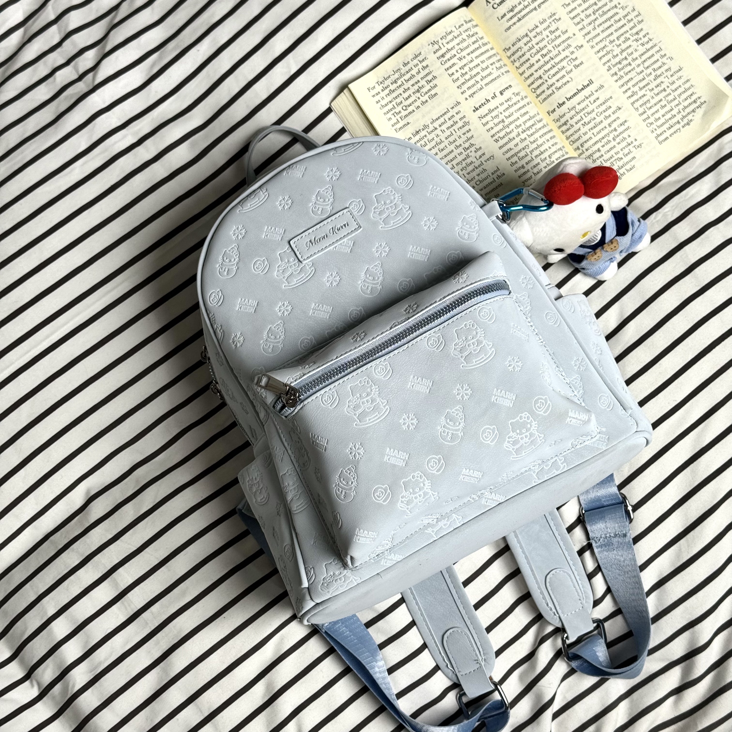 一张同学【长约28宽15高30cm】时尚双肩包C8912蓝