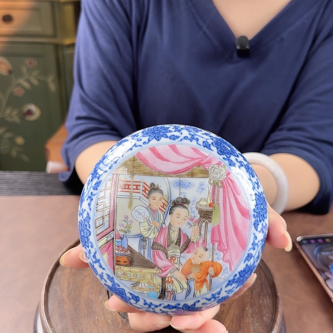 青花粉彩人物捧盒