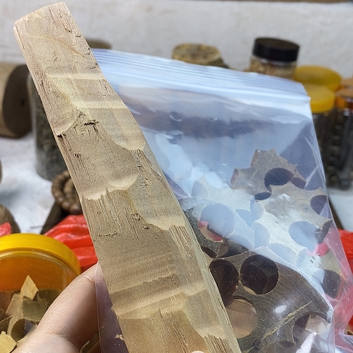 帅***哥无事牌檀香木老山檀香原料89克加边角料63克