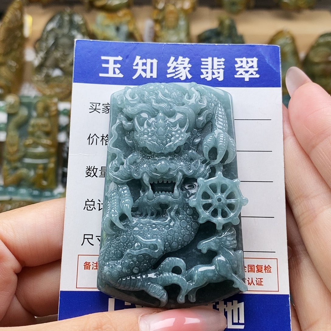 翡翠未镶嵌颈饰龙牌