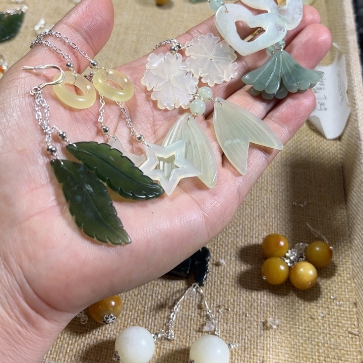 蛇纹石玉耳饰未镶嵌