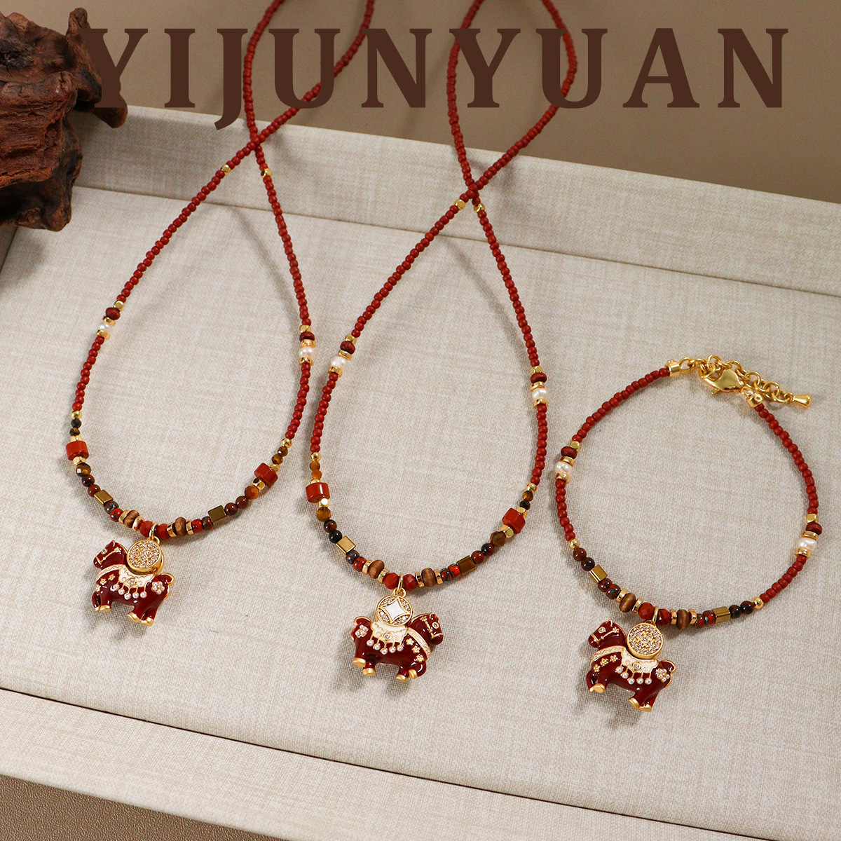 铜亚克力吊坠 原创秋冬新款红色滴油马上有钱小马吊坠项链