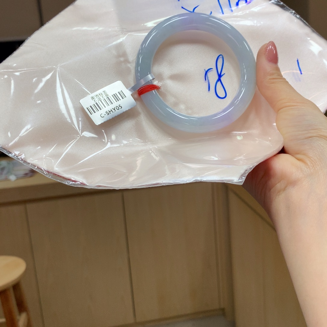 翡翠手镯未镶嵌不退不换