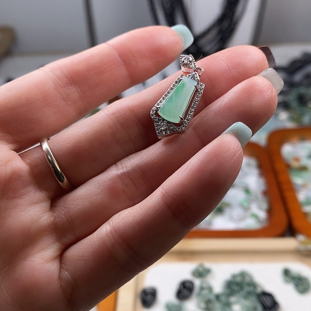 翡翠颈饰未镶嵌无事牌