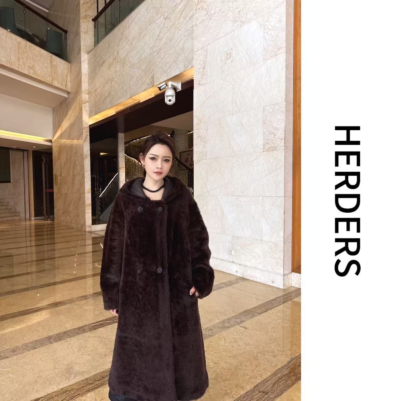 HERDERS  (千呼万唤）长款连帽纽扣款皮毛一体外套 52022 