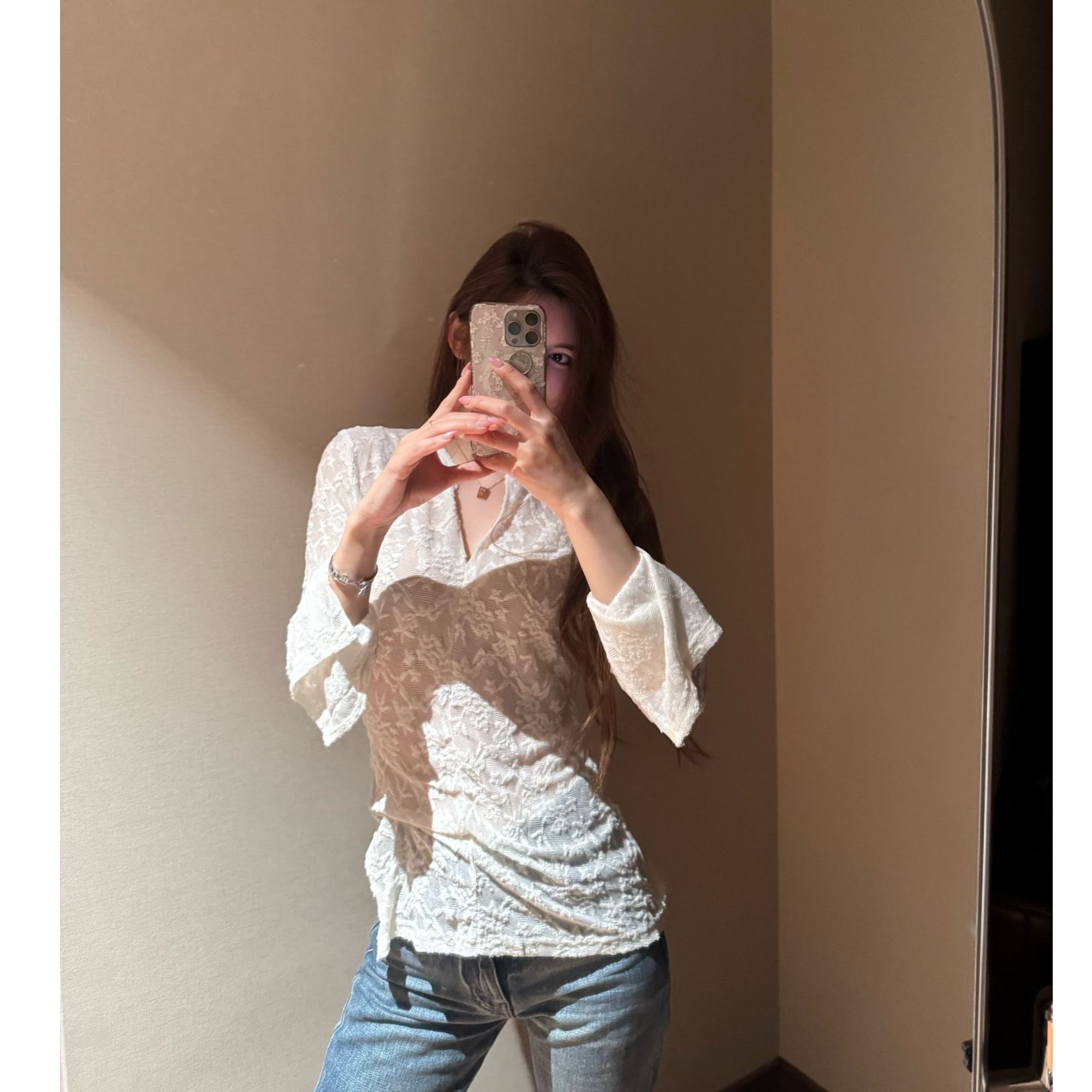 Amono-【浮生若梦】提花系列开衩喇叭袖蕾丝打底衫