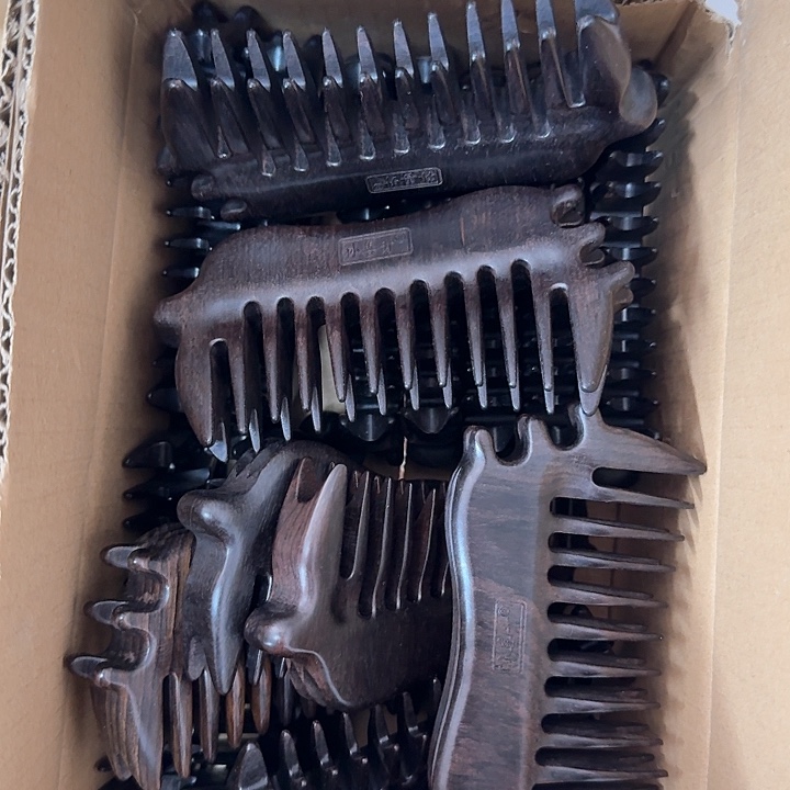 紫光檀木猪猪梳子瑕疵