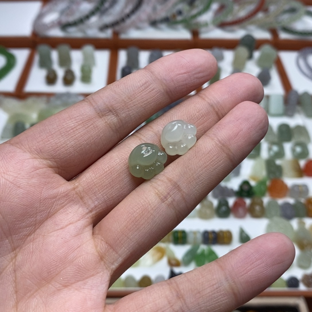 和田玉颈饰未镶嵌刘****?