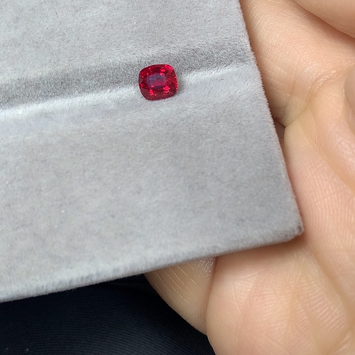 尖晶石裸石0.94ct绝地武士吉尔德