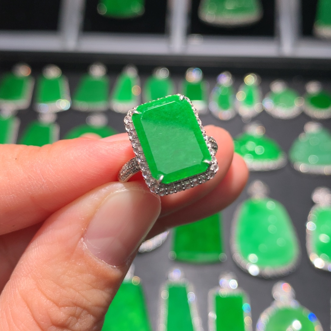 翡翠颈饰18K金镶嵌翡翠