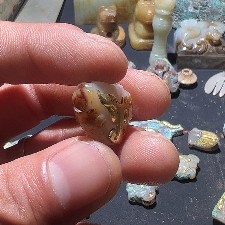 敬***贤和田玉（糖玉）未镶嵌挂件