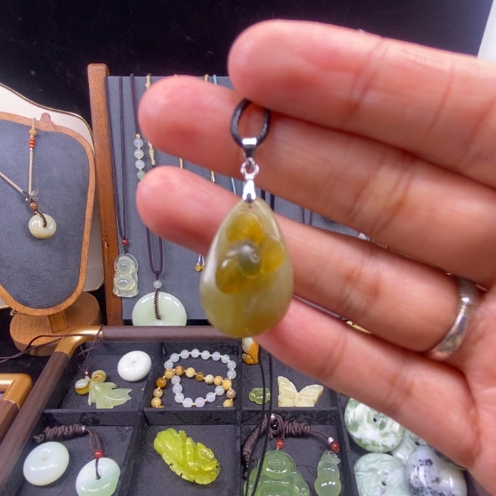 岫玉未镶嵌颈饰富甲一方