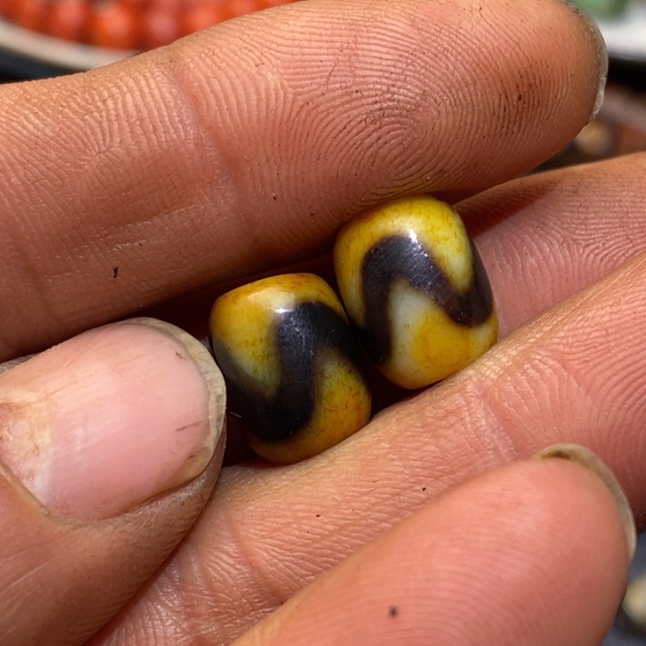 未镶嵌珠子的颜色是玛瑙/玉髓