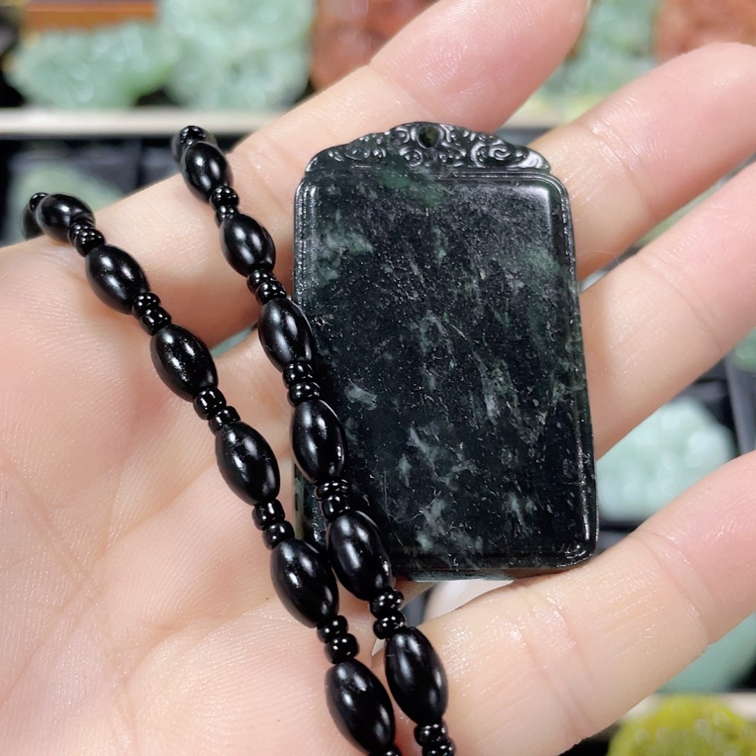 蛇纹石玉颈饰未镶嵌