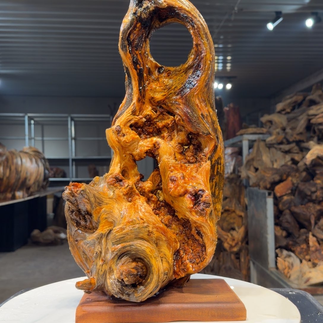 在***饼木王一刀琥珀木摆件9
