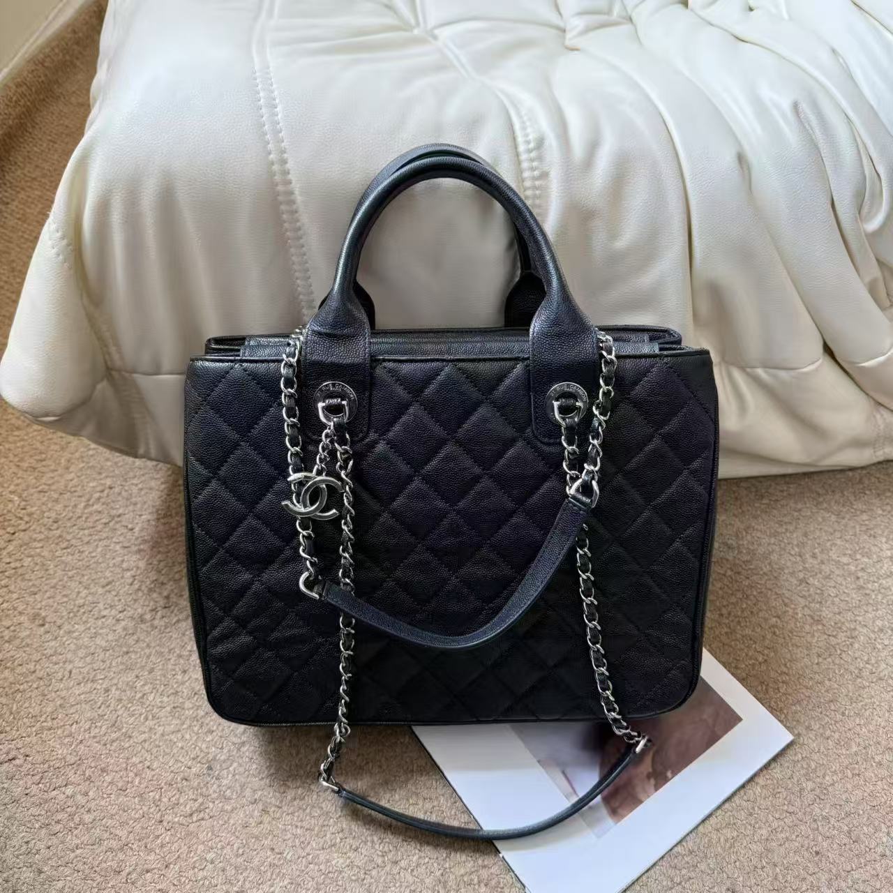 95新 Chanel/香奈儿 Chanel 黑银荔枝牛2way吊坠托特/690589881