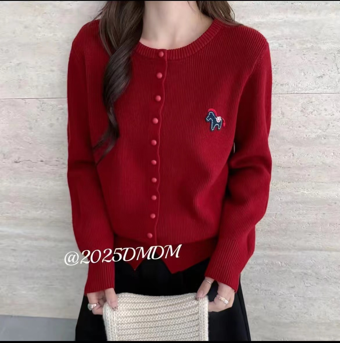 韩系圆领发财小马刺绣开衫（衣长56）