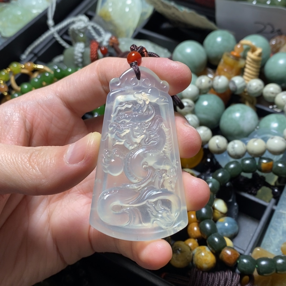 蛇纹石玉未镶嵌颈饰